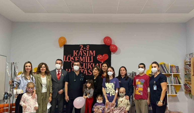 Hastanede tedavi gören çocuklara üniversitelilerden "moral" desteği