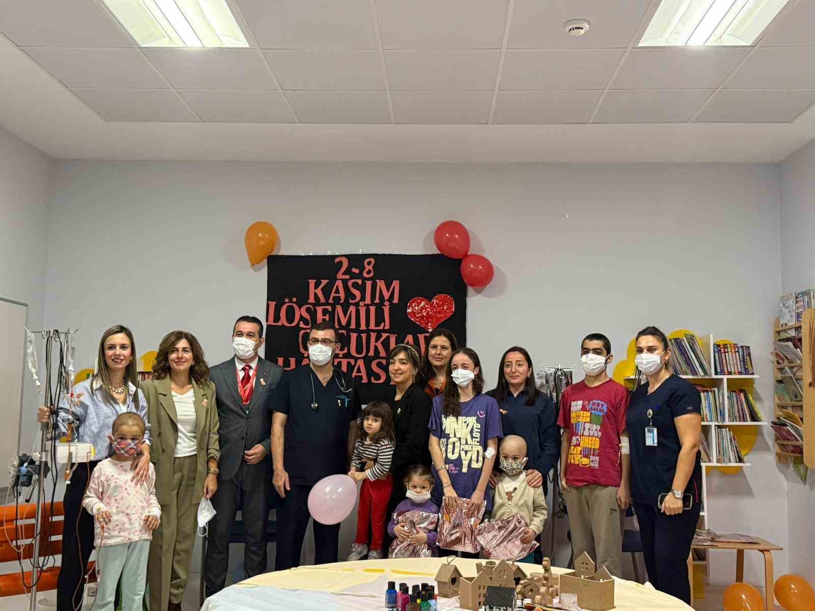 Hastanede tedavi gören çocuklara üniversitelilerden "moral" desteği