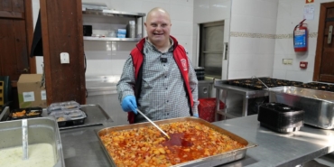 Gürsu’nun gülen yüzü Mesut, yemek dağıtımda