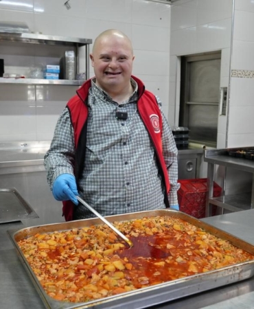 Gürsu’nun gülen yüzü Mesut, yemek dağıtımda