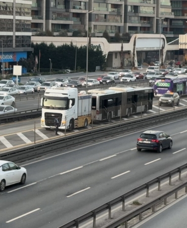 Küçükçekmece’de metrobüs yangını
