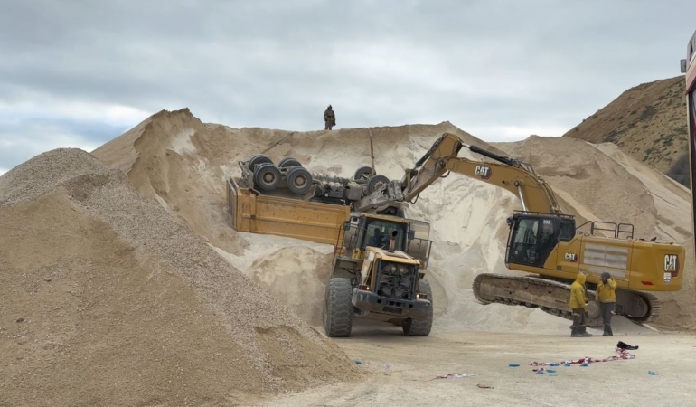 Taş ocağında kamyon devrildi, sürücüsü hayatını kaybetti