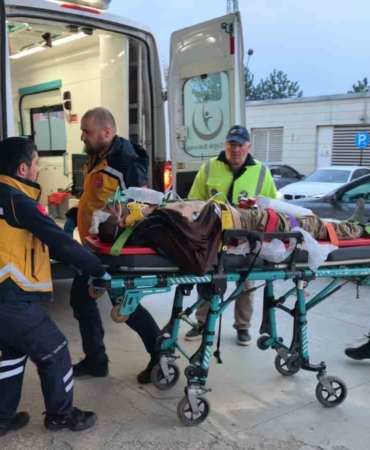 Kontrolden çıkan minibüs şarampole yuvarlandı: 1 yaralı