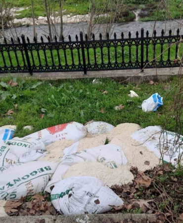 Bilecik’te yol kenarına atılan 15 çuval ekmek hamuru temizlendi