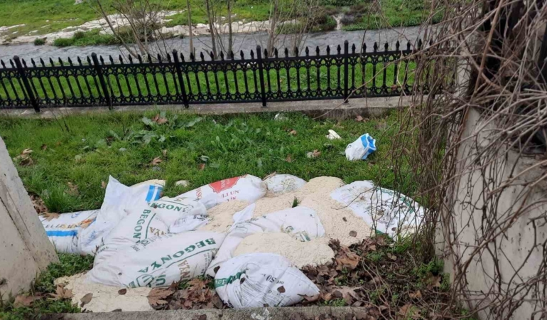 Bilecik’te yol kenarına atılan 15 çuval ekmek hamuru temizlendi