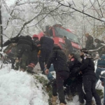 Kar sebebiyle kayganlaşan yolda kontrolden çıkan otomobil şarampole devrildi: 3 yaralı