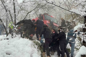 Kar sebebiyle kayganlaşan yolda kontrolden çıkan otomobil şarampole devrildi: 3 yaralı