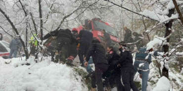 Kar sebebiyle kayganlaşan yolda kontrolden çıkan otomobil şarampole devrildi: 3 yaralı