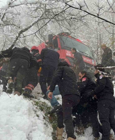 Kar sebebiyle kayganlaşan yolda kontrolden çıkan otomobil şarampole devrildi: 3 yaralı