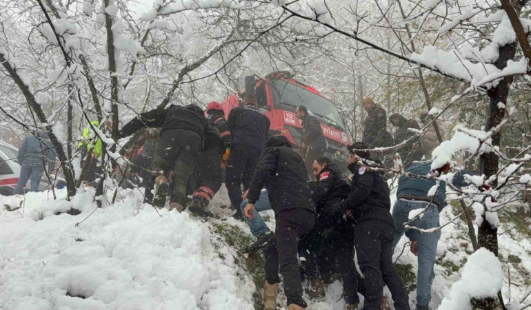 Kar sebebiyle kayganlaşan yolda kontrolden çıkan otomobil şarampole devrildi: 3 yaralı