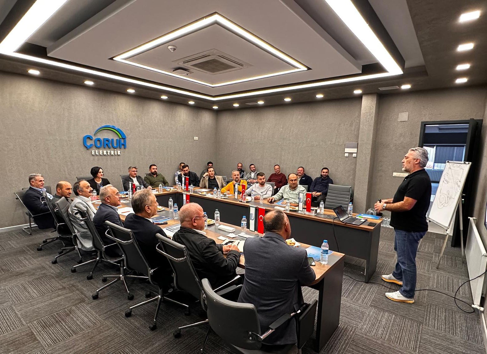 Çoruh EDAŞ’tan ilçe yöneticilerine etkili iletişim ve beden dili eğitimi