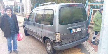 Bursa’da otomobil hafif ticari araca çarptı: 2 yaralı