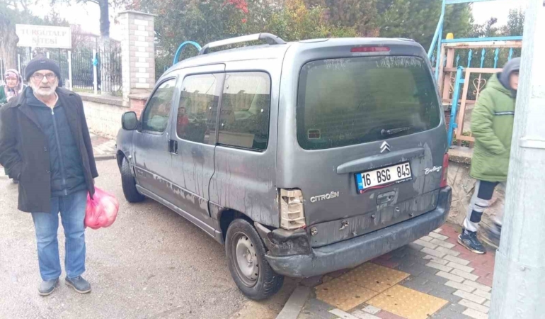 Bursa’da otomobil hafif ticari araca çarptı: 2 yaralı