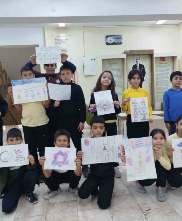 Dünya İnsan Hakları Günü’nde öğrencilerden farkındalık etkinliği