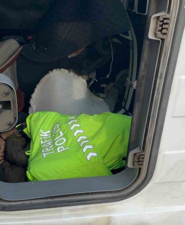 Polis üniformasını çıkarıp yaralının üzerini örttü