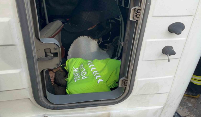 Polis üniformasını çıkarıp yaralının üzerini örttü