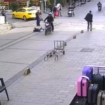 Fatih’te annesinin kolundan yola fırlayan çocuğa motosiklet çarptı, sürücü kaçtı