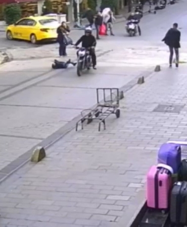 Fatih’te annesinin kolundan yola fırlayan çocuğa motosiklet çarptı, sürücü kaçtı