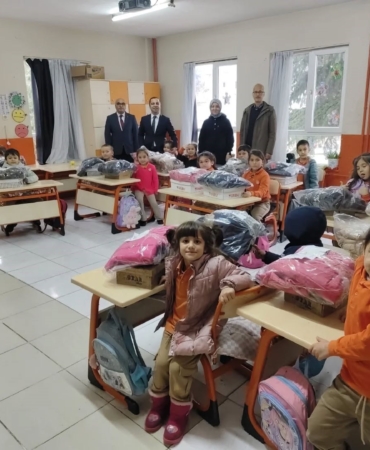 Bilecikli hayırseverden öğrencilere mont ve bot desteği
