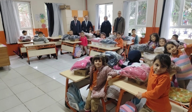 Bilecikli hayırseverden öğrencilere mont ve bot desteği