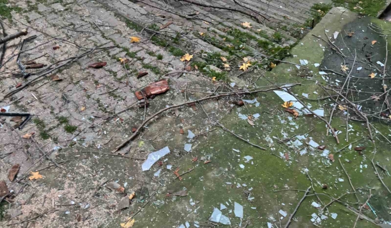 Beyoğlu’nda ağacın kırılan dalları binanın üzerine düştü