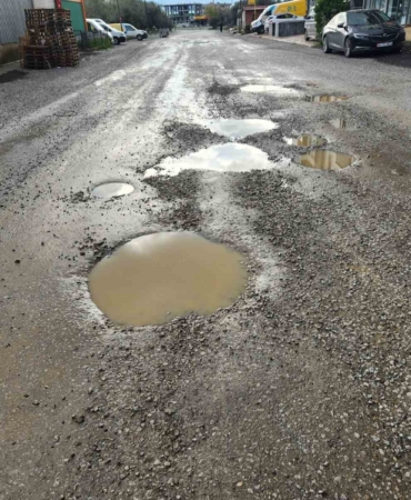 Edremit’te yeni yapılan yolda bir buçuk ayda çukurlar oluştu