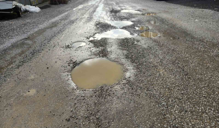 Edremit’te yeni yapılan yolda bir buçuk ayda çukurlar oluştu