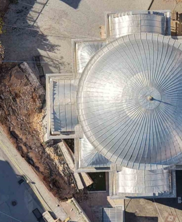 Sabah yürüyüşünde yolun kaydığını farkeden yaşlı kadın 31 öğrencinin hayatını kurtardı