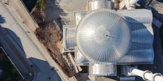 Sabah yürüyüşünde yolun kaydığını farkeden yaşlı kadın 31 öğrencinin hayatını kurtardı