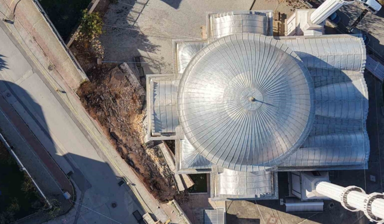 Sabah yürüyüşünde yolun kaydığını farkeden yaşlı kadın 31 öğrencinin hayatını kurtardı