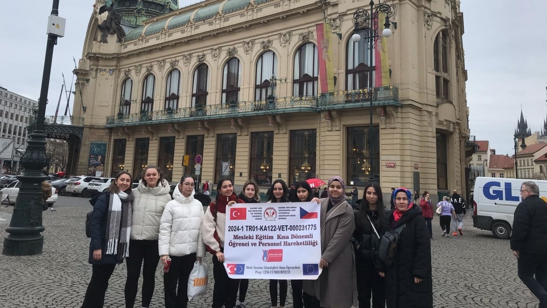 Bilecik’te tekstil öğrencileri Prag’da inovasyon eğitimi aldı