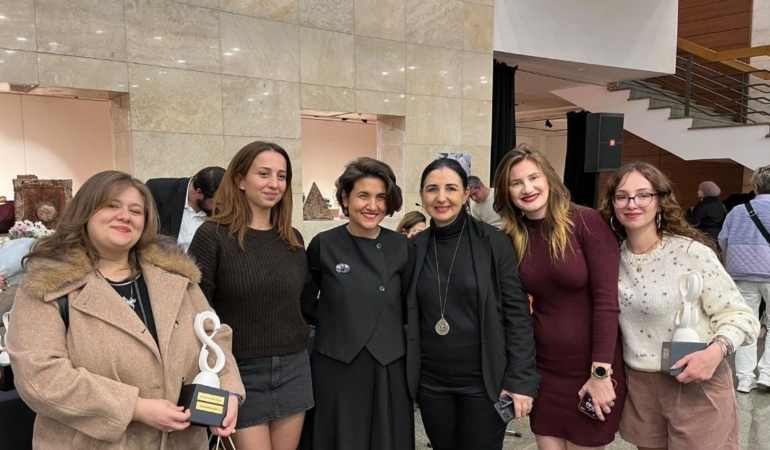 Seramik ve Cam Bölümü öğrencilerinden İzmir’de önemli başarı