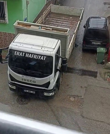 Bursa’da bir kamyon sokak arasındaki araca ağır zarar verip kaçtı