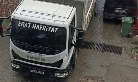 Bursa’da bir kamyon sokak arasındaki araca ağır zarar verip kaçtı