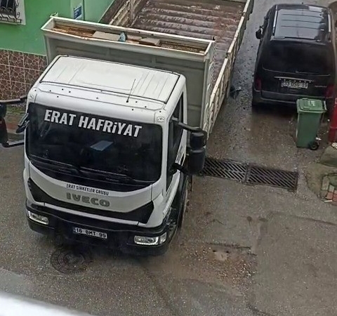 Bursa’da bir kamyon sokak arasındaki araca ağır zarar verip kaçtı