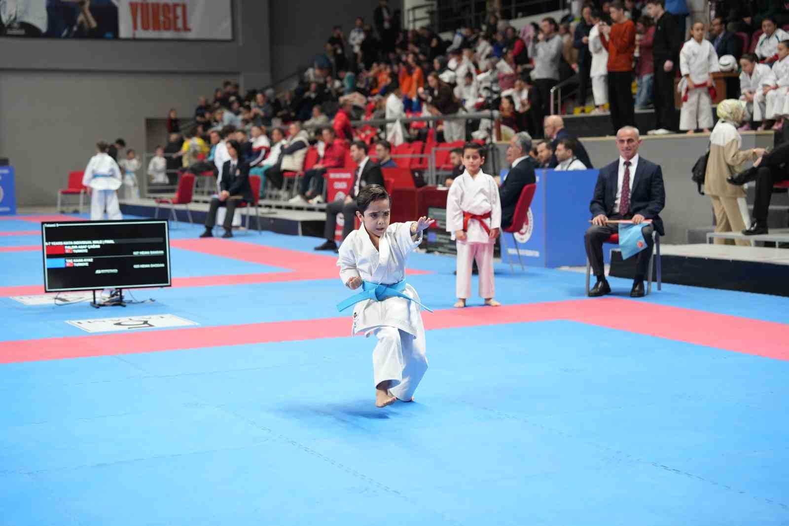 Gaziosmanpaşalı Kaan Ayaz’dan 7 yaşında çifte şampiyonluk