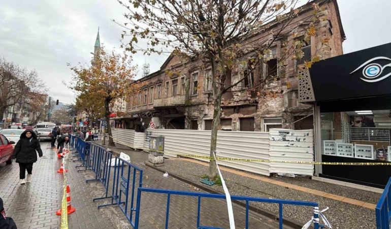 Edremit’teki tarihi bina yağışlara dayanamadı