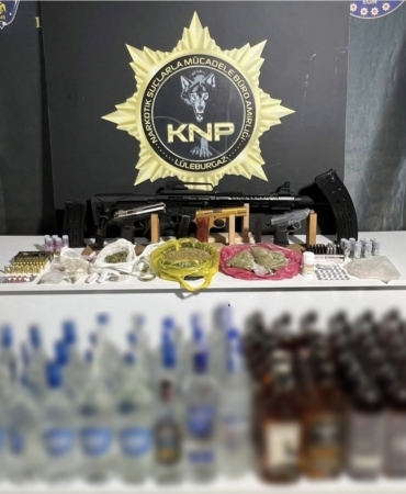 Lüleburgaz’da narkotik operasyonunda 20 gözaltı: Uyuşturucu, kaçak içki ve 3 adet silah ele geçirildi