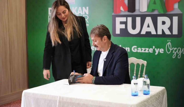 Bahçelievler Belediye Başkanı Hakan Bahadır söyleşi ve imza günü yaptı