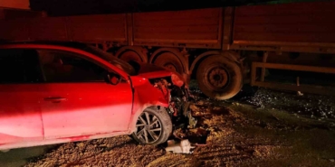 Kağıthane’de makas atan sürücü, park halindeki tıra çarptı: 2 yaralı