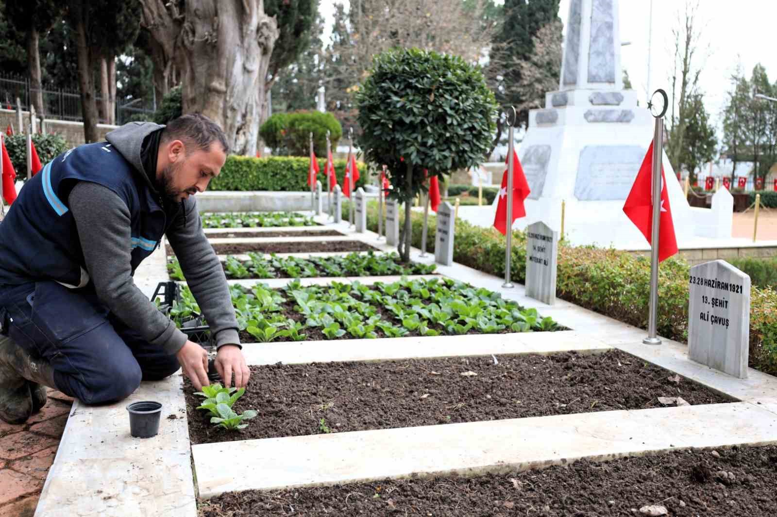 Kocaeli’de şehitliklerde bakım ve çiçeklendirme çalışması