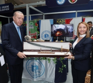 Cumhurbaşkanı Erdoğan’a kılıç hediye etti