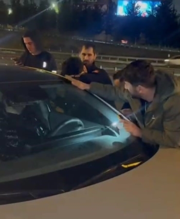 Otoyolda aracının içinde uyuyan adamı itfaiye camı kırarak uyandırdı