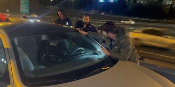 Otoyolda aracının içinde uyuyan adamı itfaiye camı kırarak uyandırdı