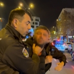 Tartıştığı gencin başında içki şişesini kırdı