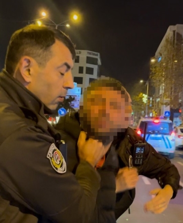 Tartıştığı gencin başında içki şişesini kırdı