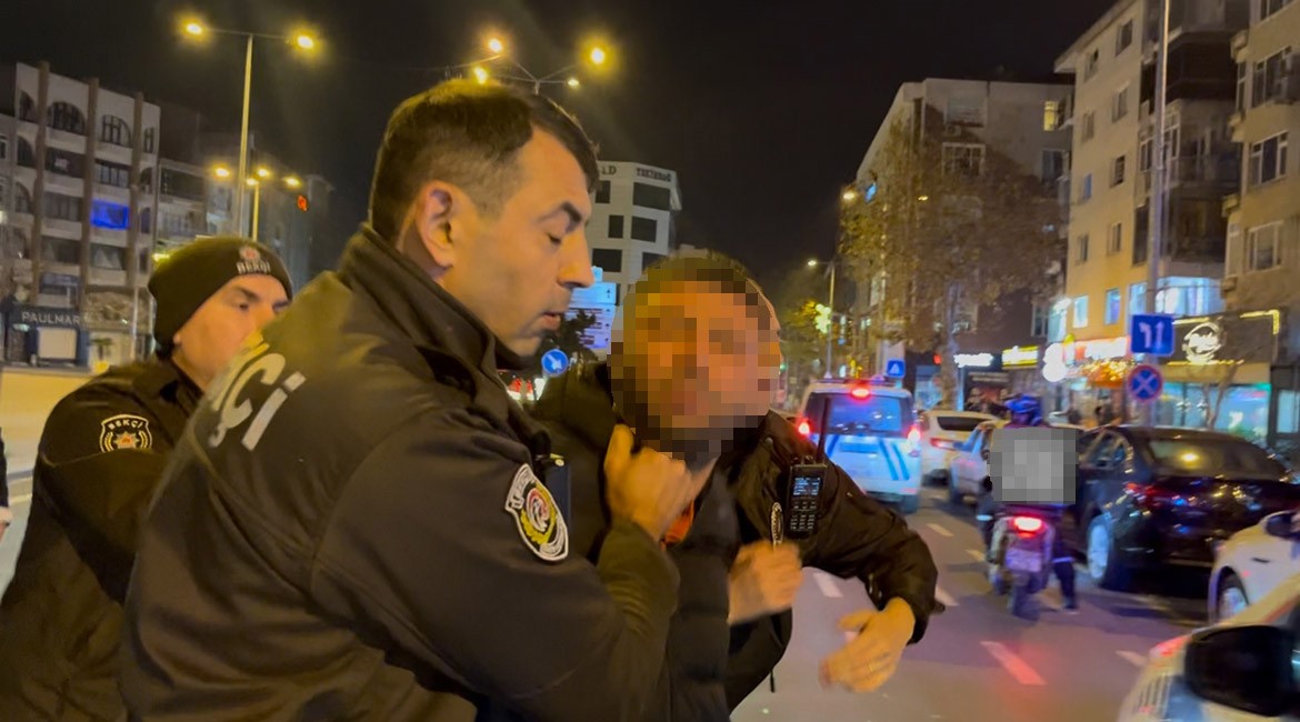 Tartıştığı gencin başında içki şişesini kırdı