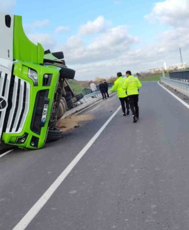 Kırklareli’de yem yüklü tır köprüde devrildi