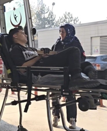 İnegöl’de işçi elini tahtaya çaktı, itfaiye ekipleri kurtardı