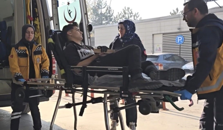 İnegöl’de işçi elini tahtaya çaktı, itfaiye ekipleri kurtardı